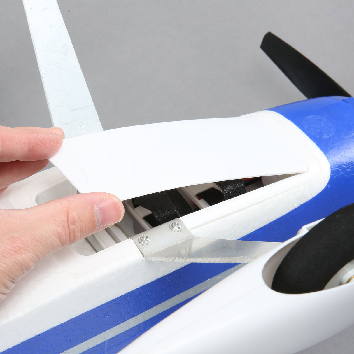 E-FLITE VALIANT 1.3M