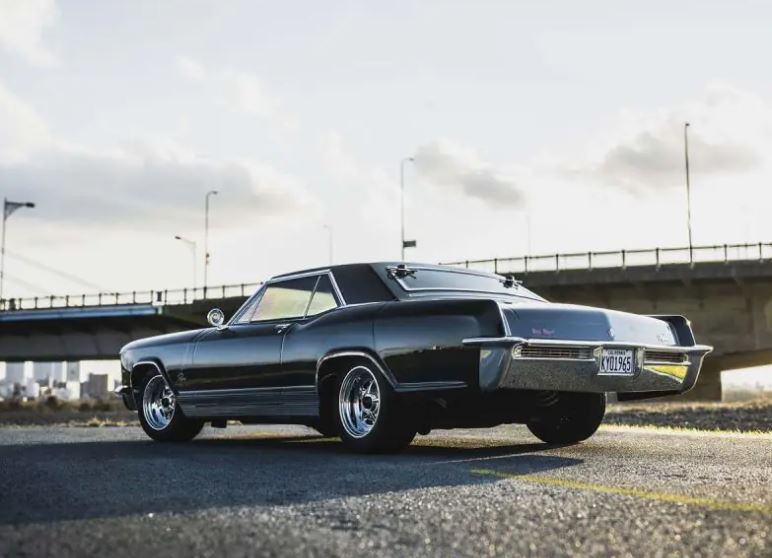 KYOSHO 1965 BUICK RIVIERA